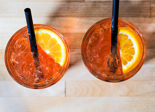 cocktail-aperol vaccinium von oben auf holz - cocktail drinking straw ice glass imagens e fotografias de stock