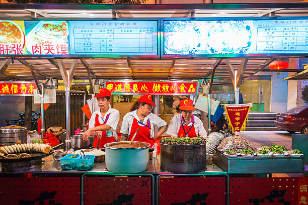 ナイトライフで北京料理 donghuamen ストリートマーケットの露店の中国料理 - food chinese ethnicity street china ストックフォトと画像