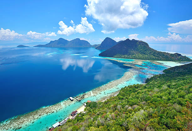 panoramique vue aérienne de l'île tropicale, bohey dulang - vibrant color mountain bay beach photos et images de collection