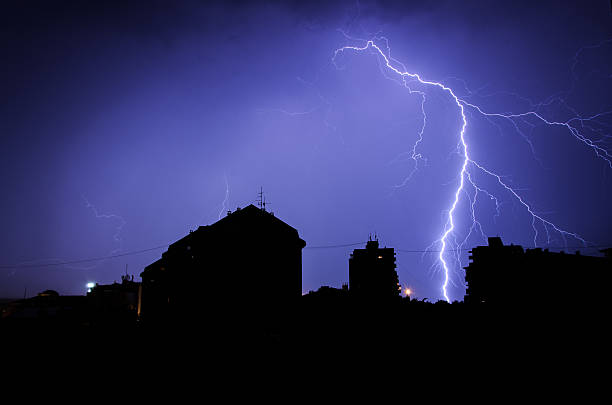 thunderbolt über die gebäude, silhuette - lightning thunderstorm city storm stock-fotos und bilder