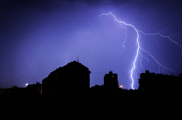 thunderbolt de los edificios, silhuette - lightning thunderstorm city storm fotografías e imágenes de stock