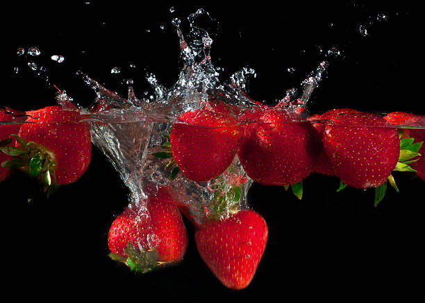 istock Strawberries splashing into water 478239102