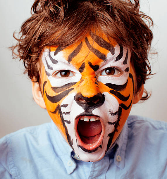 piccolo ragazzo carino con faceart su festa di compleanno primo piano - face paint child animal little boys foto e immagini stock