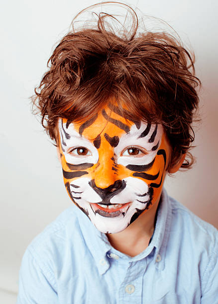 petit mignon petit garçon avec faceart gros plan sur une fête d'anniversaire - face paint child animal little boys photos et images de collection