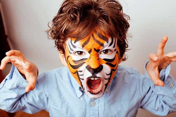 petit mignon petit garçon avec faceart gros plan sur une fête d'anniversaire - face paint child animal little boys photos et images de collection