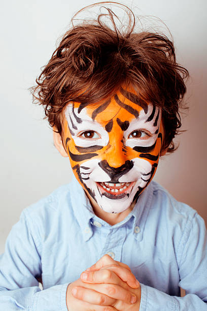小さなかわいい男の子 faceart でのバースデーパーティーのクローズ��アップ - face paint child animal little boys ストックフォトと画像