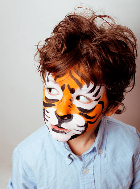 小さなかわいい男の子 faceart でのバースデーパーティーのクローズアップ - face paint child animal little boys ストックフォトと画像