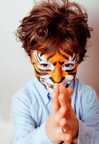 小さなかわいい男の子 faceart でのバースデーパーティーのクローズアップ - face paint child animal little boys ストックフォトと画像