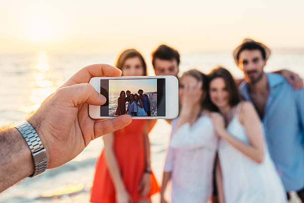 fotografar os seus amigos na praia - friendship women group of people 20s imagens e fotografias de stock