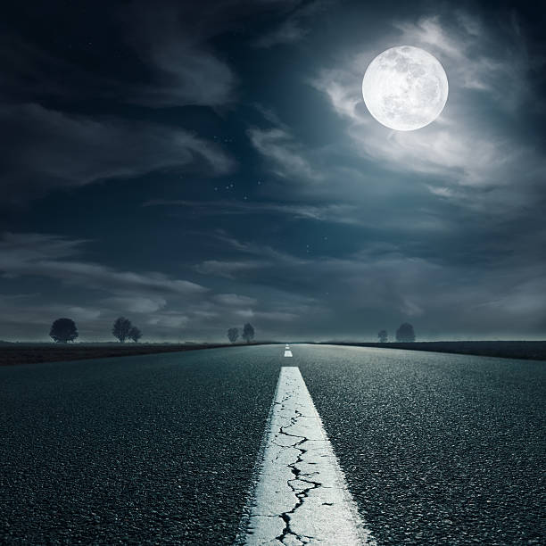 dirigindo em uma estrada vazia para a lua cheia - fog road spooky mist - fotografias e filmes do acervo