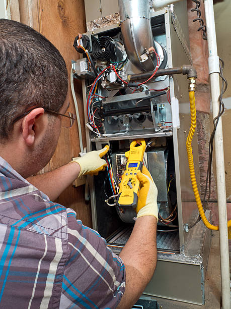 hispanic mann für handwerker durchführung residential klimaanlage reparieren - schmelzen stock-fotos und bilder