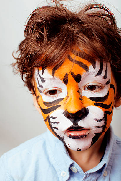 小さなかわいい男の子 faceart でのバースデーパーティーのクローズアップ - face paint child animal little boys ストックフォトと画像