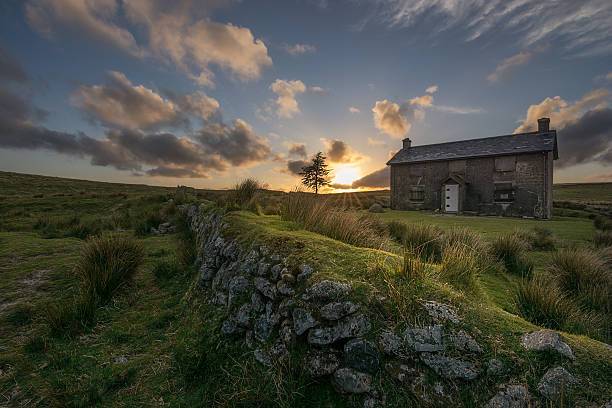 parque nacional de dartmoor pôr do sol - dartmoor imagens e fotografias de stock