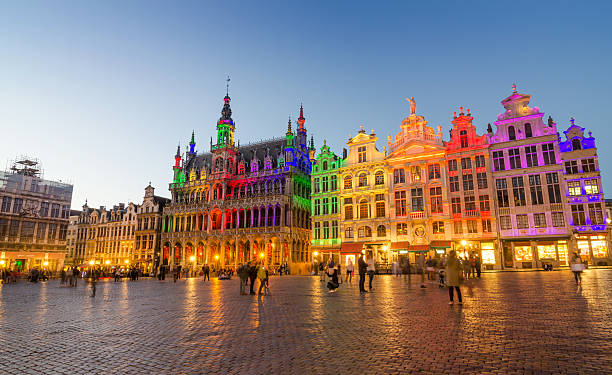 grand place con illuminazione colorata al tramonto a bruxelles. - brussels belgium arranging majestic foto e immagini stock