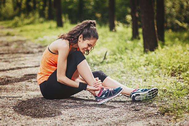 blessures de sport - course sur piste femmes photos et images de collection