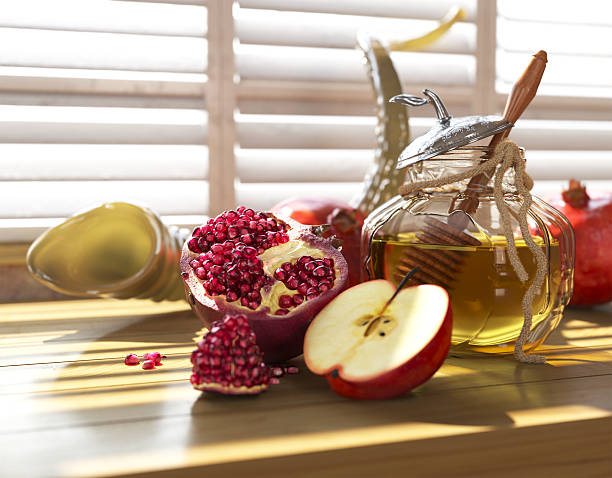 ハチミツとザクロの瓶にりんごロシュハシャナ - rosh hashana apple honey judaism ストックフォトと画像