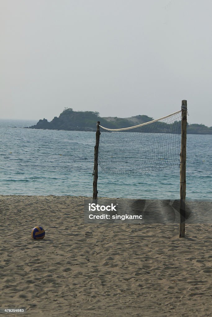 Voleibol en la playa vacía de net - Foto de stock de Actividad libre de derechos