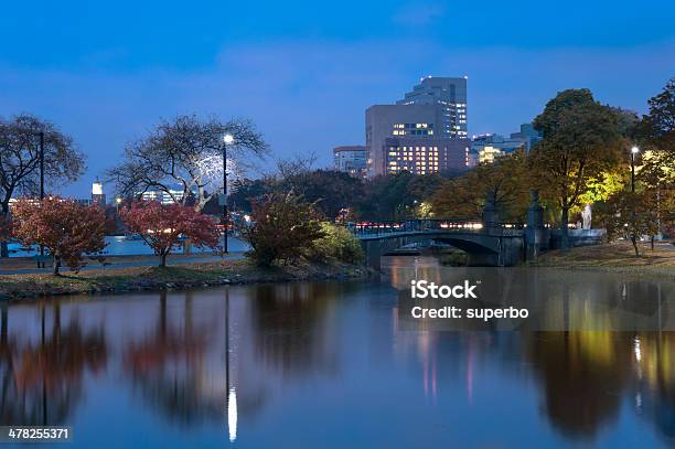 Río Charles En Boston En El Otoño De La Tarde Foto de stock y más banco de imágenes de Aire libre - Aire libre, Anochecer, Azul