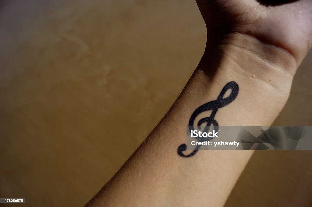 Superar Sitio de Previs movimiento Chiave Di Violino Tatuaggio - Fotografie stock e altre immagini di Tatuaggio  - Tatuaggio, Chiave di violino, Arto - Parte del corpo - iStock
