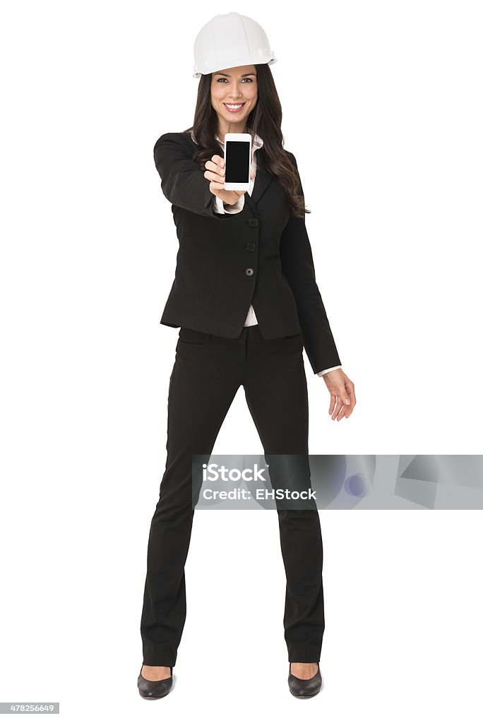 Donna d'affari con Elmetto da cantiere e cellulare isolato su sfondo bianco - Foto stock royalty-free di Dispositivo informatico portatile