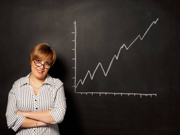행복함 smily businesswomen 있는 그래프 굴절률은 blackboard - organization chart decisions business business person 뉴스 사진 이미지