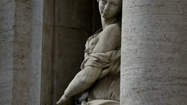 Panning videoclip of Woman Statue at Trevi Fountain in Rome