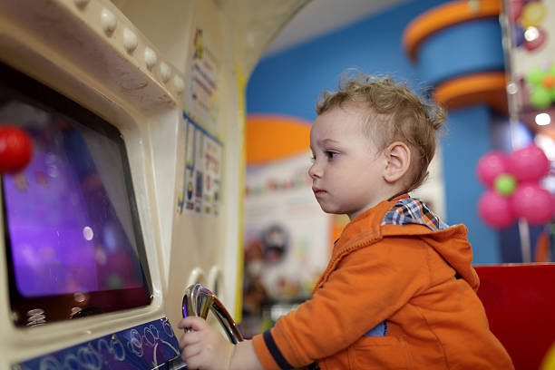 남자아이 및 놀이 발행기 - amusement arcade machine toy leisure games 뉴스 사진 이미지