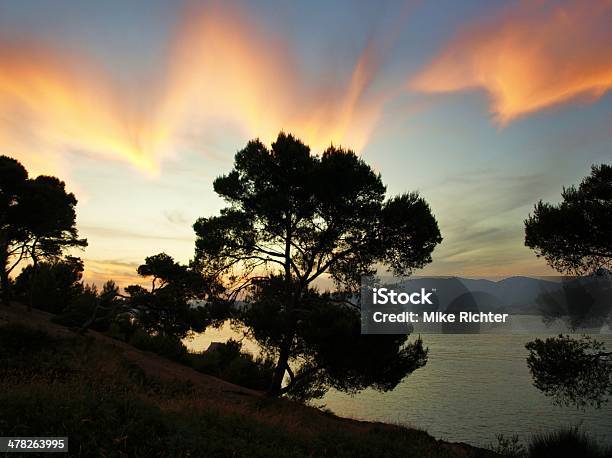 Photo libre de droit de Bizarre Nuages Audessus De La Mer banque d'images et plus d'images libres de droit de Nuage lenticulaire - Nuage lenticulaire, Altocumulus, Caractéristiques côtières