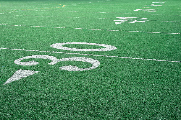 herbe terrain de football américain - thirty yard line photos et images de collection