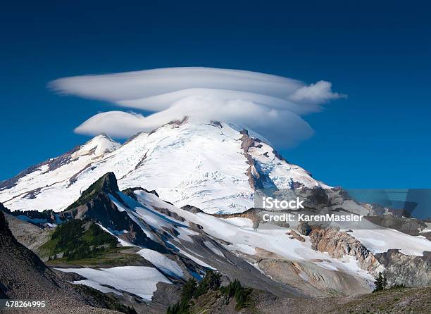 Góra Baker - zdjęcia stockowe i więcej obrazów Bez ludzi - Bez ludzi, Chmura, Chmura średnia kłębiasta