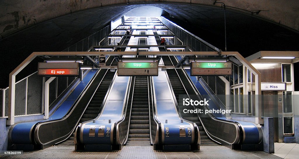 Escadas rolantes de metrô - Foto de stock de Transporte Público royalty-free