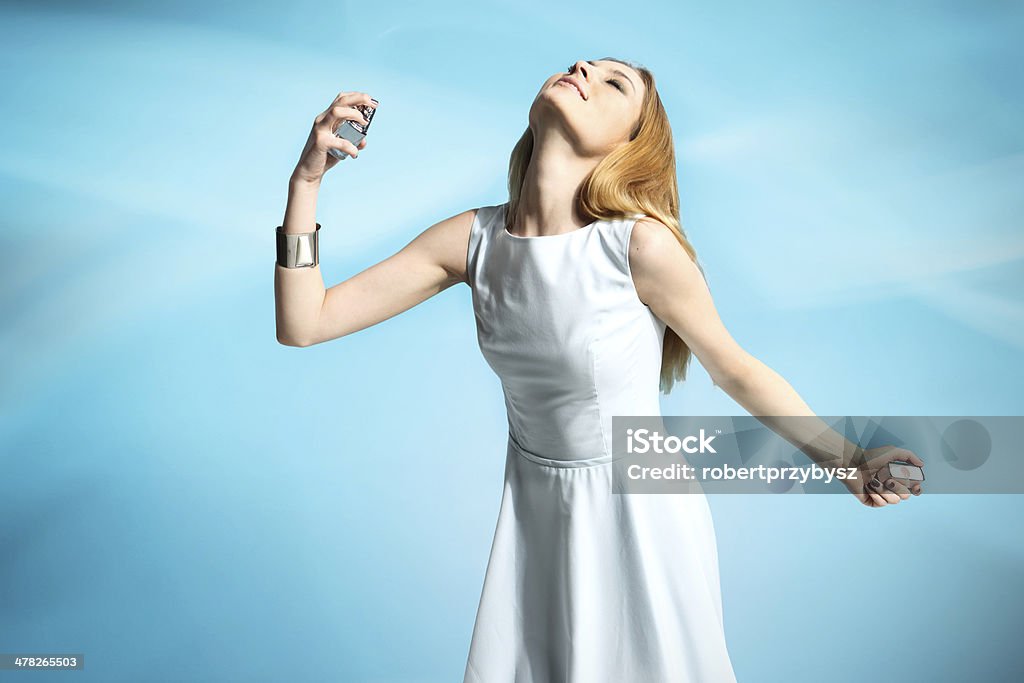 Bella donna applicando il profumo - Foto stock royalty-free di Adulto
