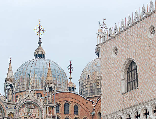 niebla día en venecia - venice italy ancient architecture creativity fotografías e imágenes de stock