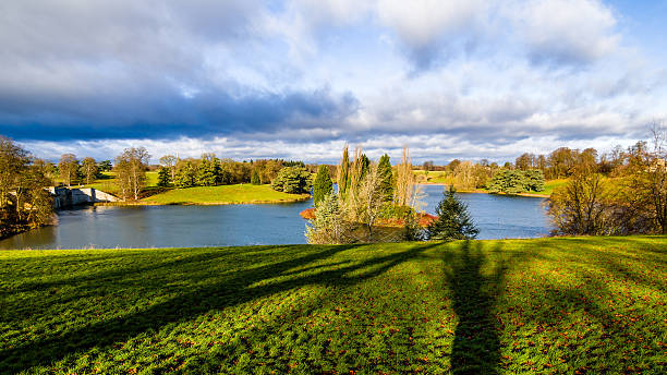 il lago di blenheim palace, in inghilterra - blenheim foto e immagini stock