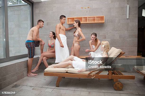 Jovem Relaxar No Grupo Misto Aquecido Spa Sala - Fotografias de stock e mais imagens de Espreguiçadeira - Espreguiçadeira, Interior, Mulheres