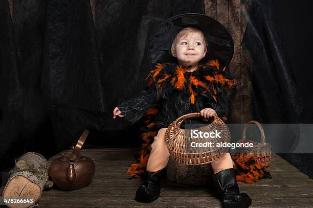 Little Halloween Bruja Foto de stock y más banco de imágenes de Alegre - Alegre, Bebé, Bruja