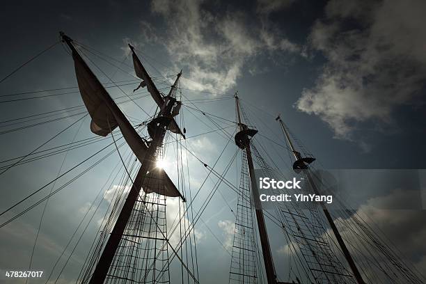 Vela Albero Di Un Veliero - Fotografie stock e altre immagini di Andare in barca a vela - Andare in barca a vela, Barca a vela, Brigantino