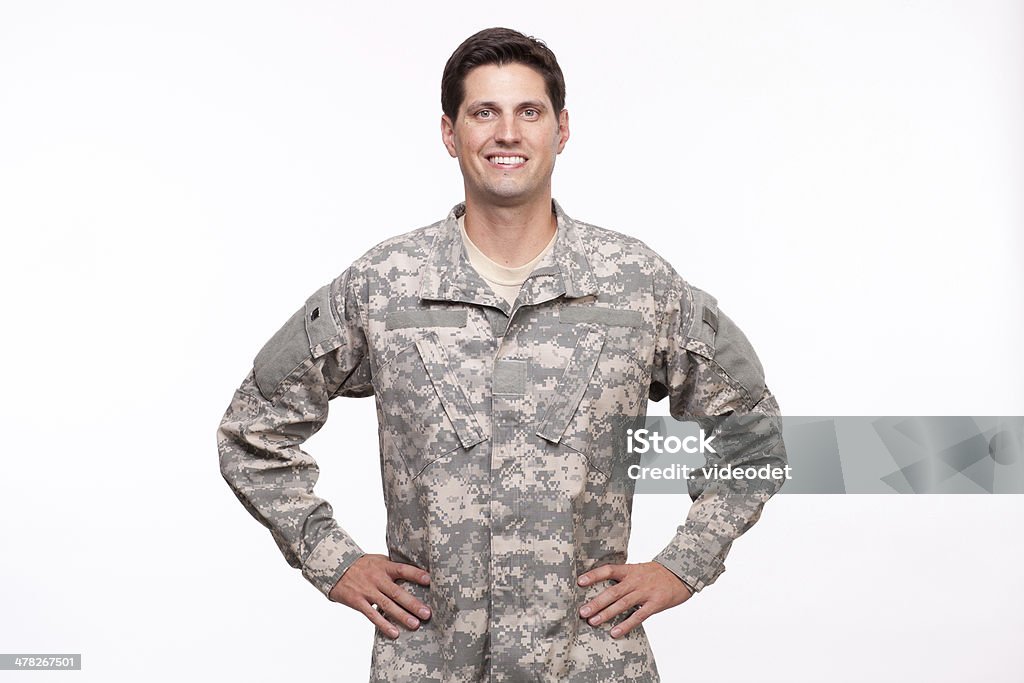 Portret military serviceman Upozowując z rękami na biodrach - Zbiór zdjęć royalty-free (Armia)