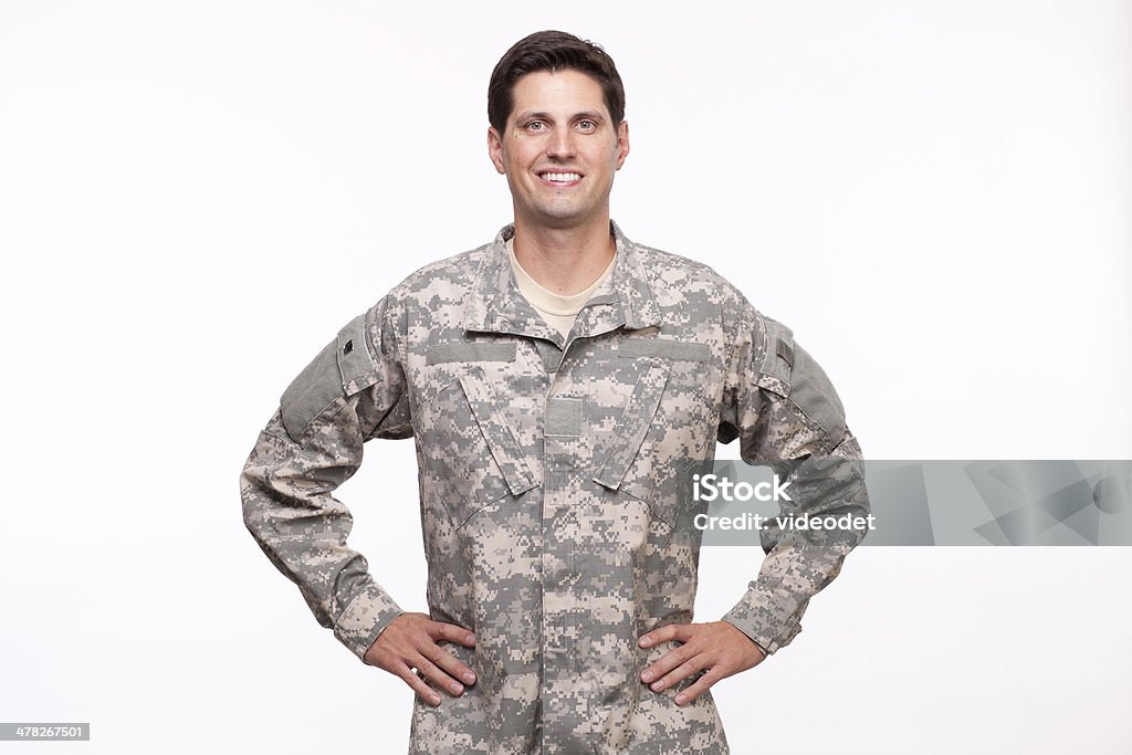 Retrato de militar serviceman Posando com as mãos nas ancas - Royalty-free Adulto Foto de stock