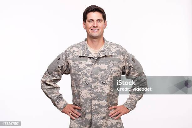 Retrato De Militar Serviceman Posando Com As Mãos Nas Ancas - Fotografias de stock e mais imagens de Adulto