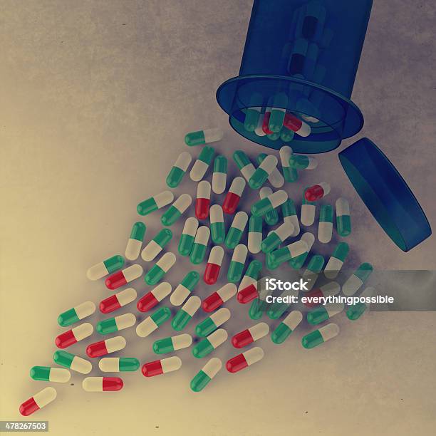Pillen Verschütten Von Flasche Auf Weiße Tablette Stockfoto und mehr Bilder von Acetylsalicylsäure - Acetylsalicylsäure, Apotheke, Apothekerberuf