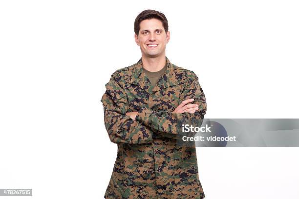 Porträt Eines Zuversichtlich Jungen Soldaten Posieren Mit Arme Verschränkt Stockfoto und mehr Bilder von Arme verschränkt