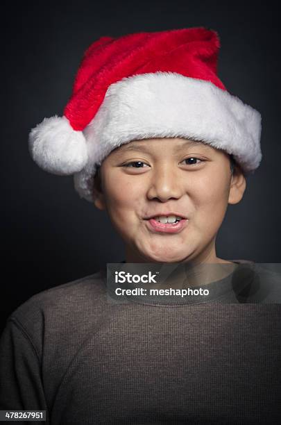 행복함 아시아판 하위 크리스마스 소년은 산타 모자 검정색 배경에 대한 스톡 사진 및 기타 이미지 - 검정색 배경, 남성, 동아시아 문화