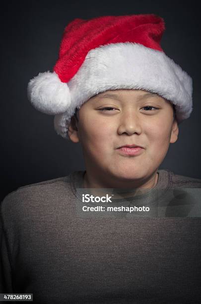 Feliz Asiática Usando Un Niño De Navidad Santa Hat Foto de stock y más banco de imágenes de Cara humana - Cara humana, Chino - Oriental, Cultura asiática