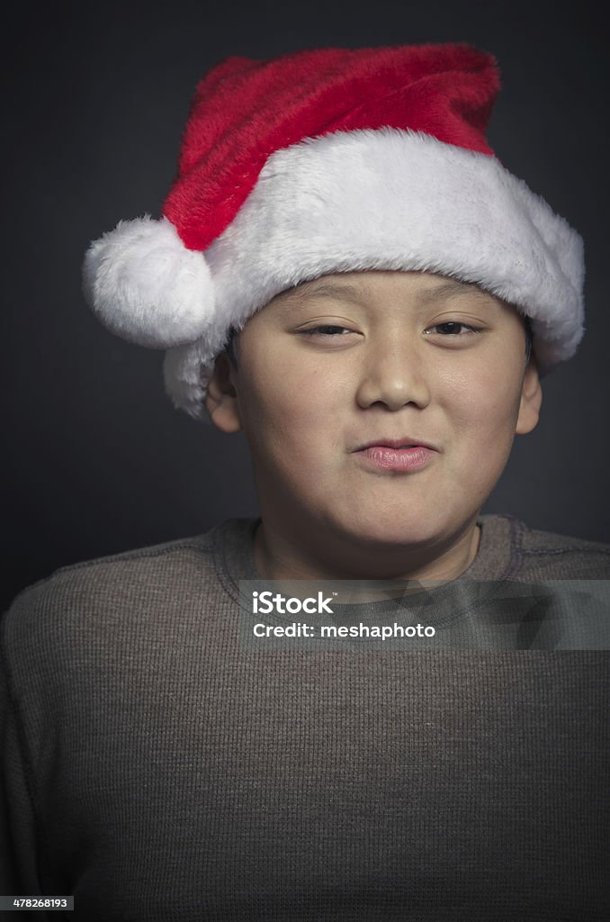 Heureux enfant asiatique avec un Chapeau de Père Noël - Photo de Asiatique de l'Est et du Sud-Est libre de droits