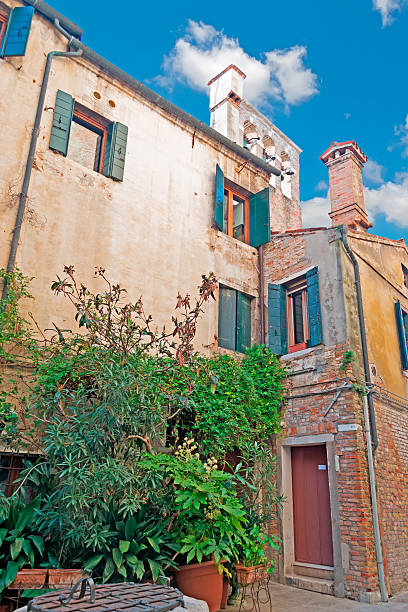 живописный уголок в венеции - venice italy ancient architecture creativity стоковые фото и изображения
