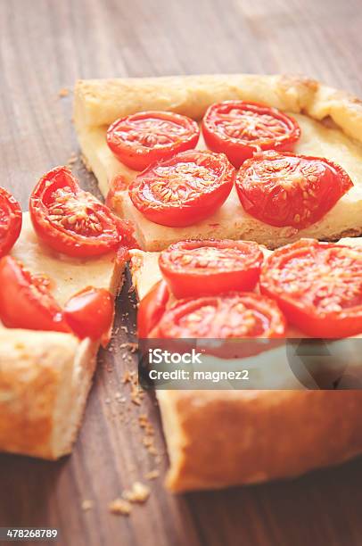 Foto de Pizza De Tomate Artesanal e mais fotos de stock de Almoço - Almoço, Assado, Assado - Prato Principal