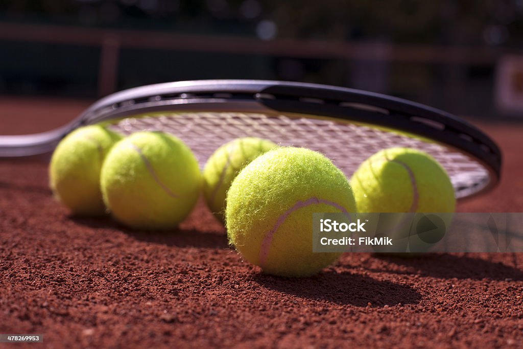 Теннисные мячи и Ракета на корте поле - Стоковые фото Без людей роялти-фри
