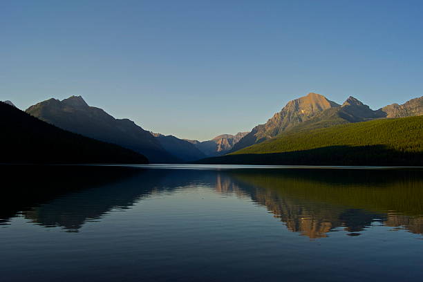 lac bowman wild miroir - flathead national forest photos et images de collection