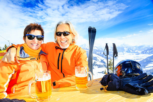 esquí senior par tener un receso - beer ski apres ski snow fotografías e imágenes de stock
